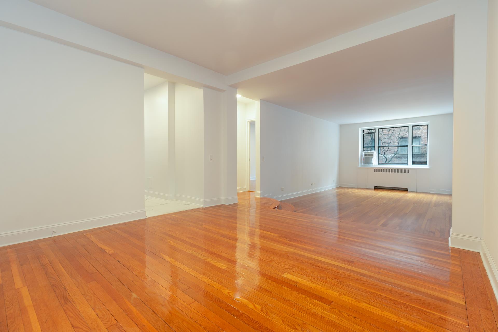 360 West 55th Street 2A, Hells Kitchen, Midtown West, NYC - 1 Bedrooms  
1 Bathrooms  
3 Rooms - 