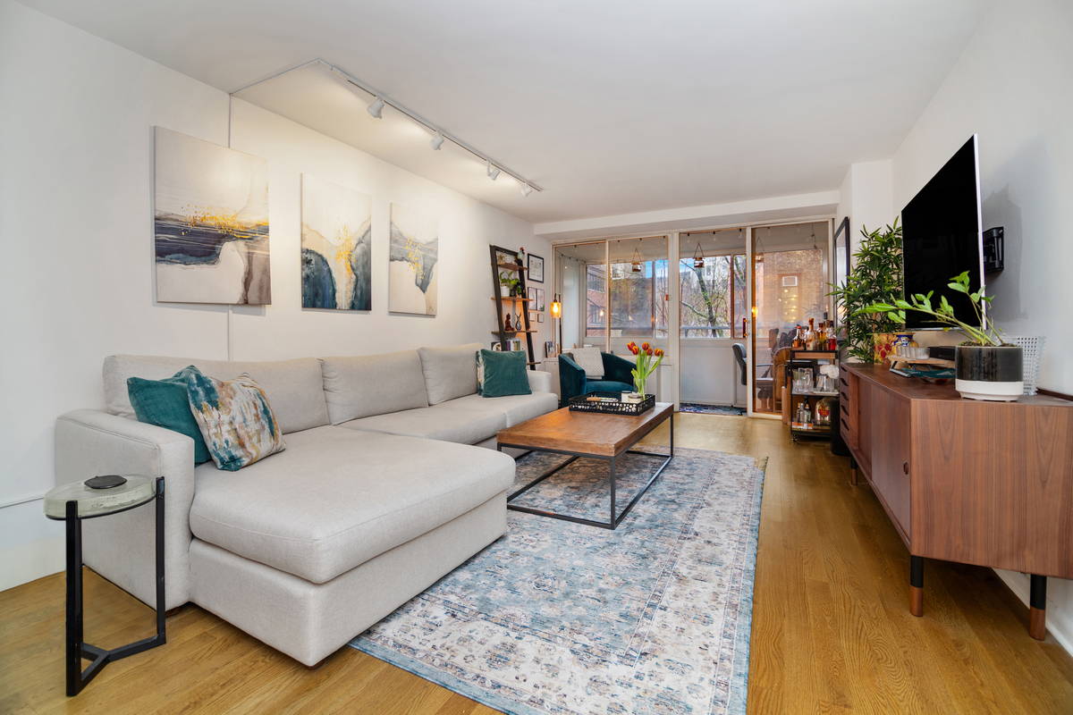 142 East 16th Street 5H, Gramercy Park, Downtown, NYC - 1 Bedrooms  
1 Bathrooms  
4 Rooms - 