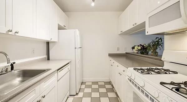 88 Greenwich Street 422, Financial District, Downtown, NYC - 1 Bedrooms  
1 Bathrooms  
3 Rooms - 