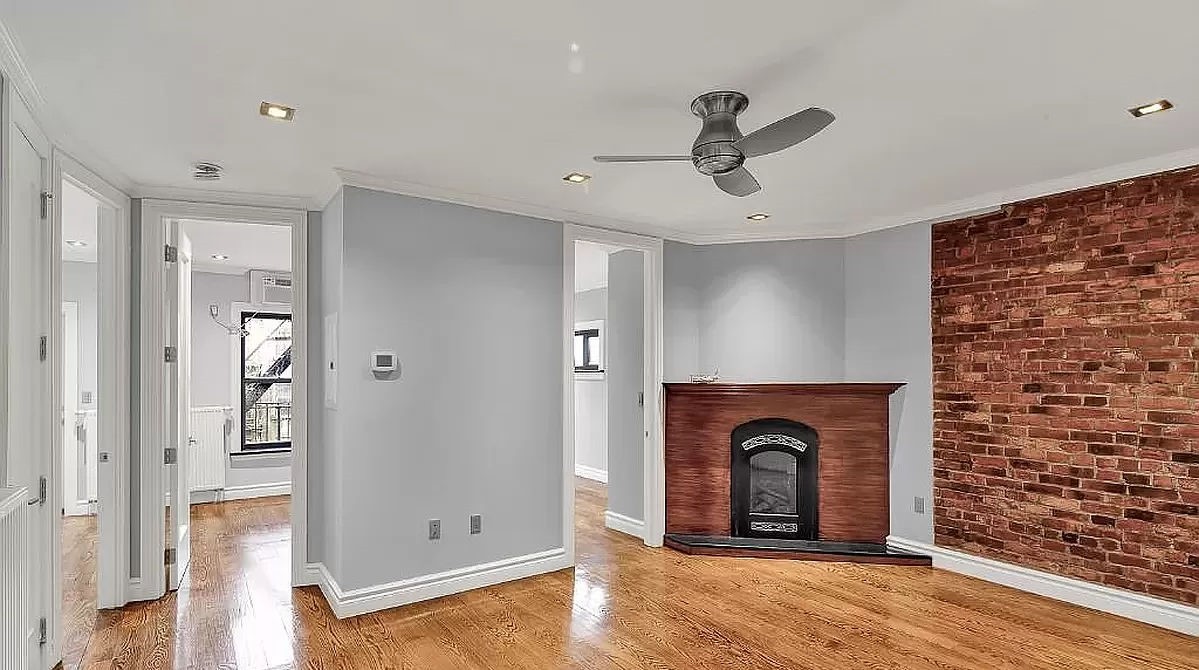 330 East 6th Street 3R, East Village, Downtown, NYC - 3 Bedrooms  
2 Bathrooms  
5 Rooms - 