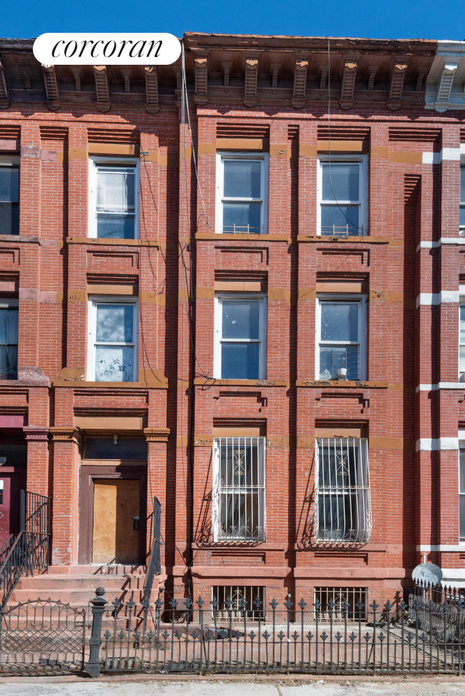 553 Quincy Street, Stuyvesant Heights, Downtown, NYC - 8 Bedrooms  
3 Bathrooms  
17 Rooms - 