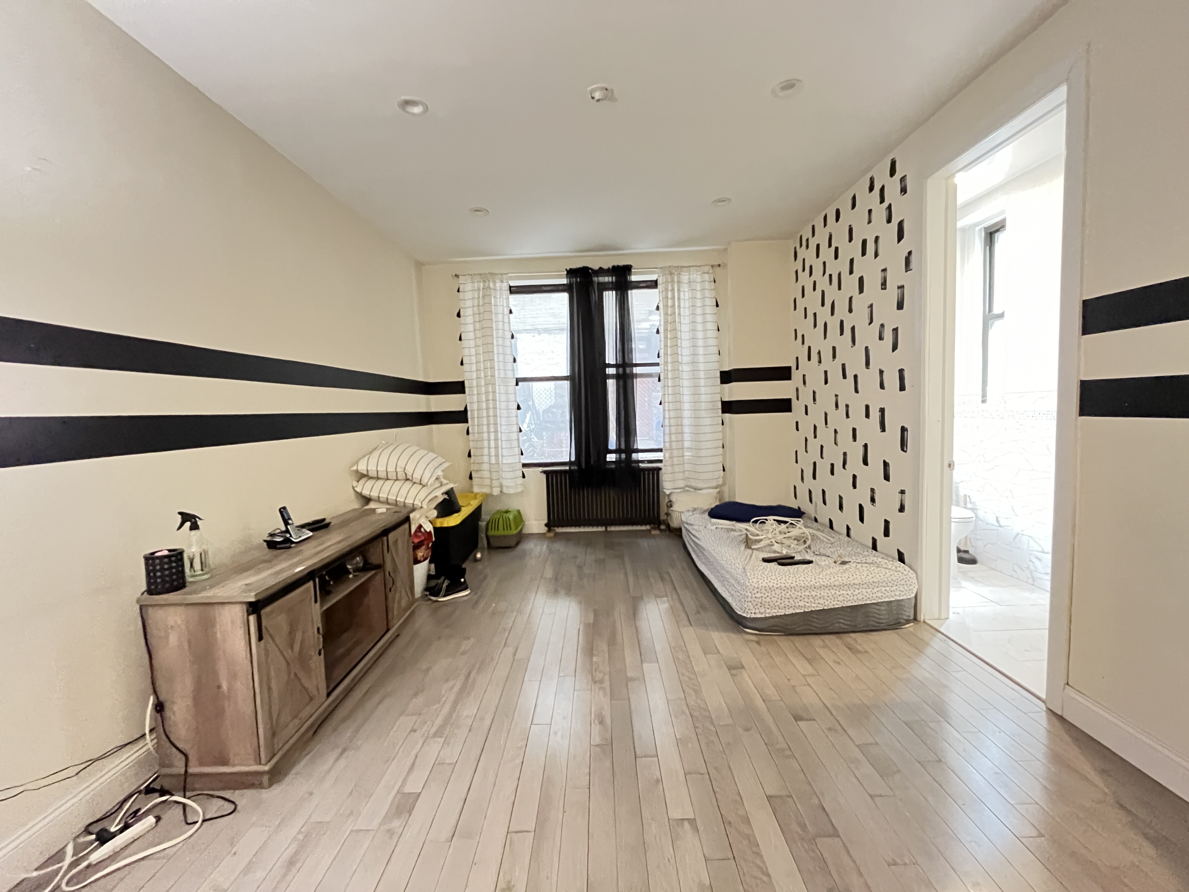 676 Riverside Drive 1-A, Hamilton Heights, Upper Manhattan, NYC - 3 Bedrooms  
1.5 Bathrooms  
5 Rooms - 
