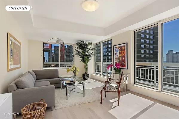 170 East 87th Street E20a, Carnegie Hill, Upper East Side, NYC - 3 Bedrooms  
3 Bathrooms  
6 Rooms - 