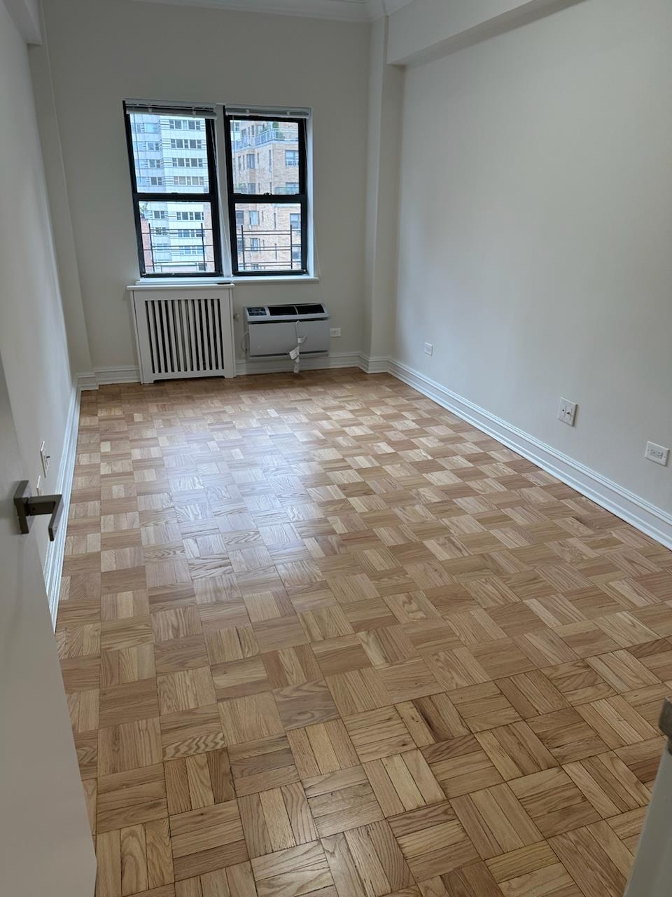 225 East 70th Street 12B, Lenox Hill, Upper East Side, NYC - 2 Bedrooms  
2 Bathrooms  
5 Rooms - 