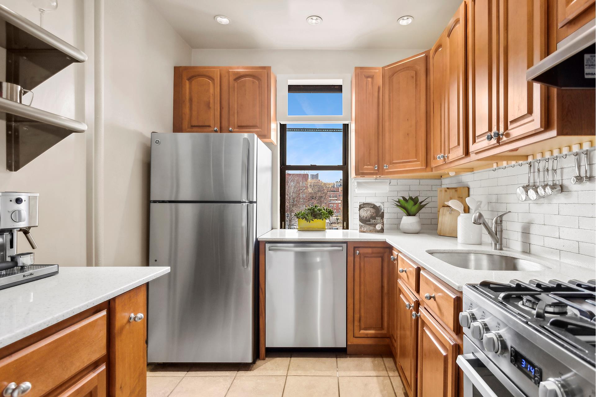 31-14 Crescent Street, Astoria, Queens, New York - 1 Bedrooms  
1 Bathrooms  
3 Rooms - 