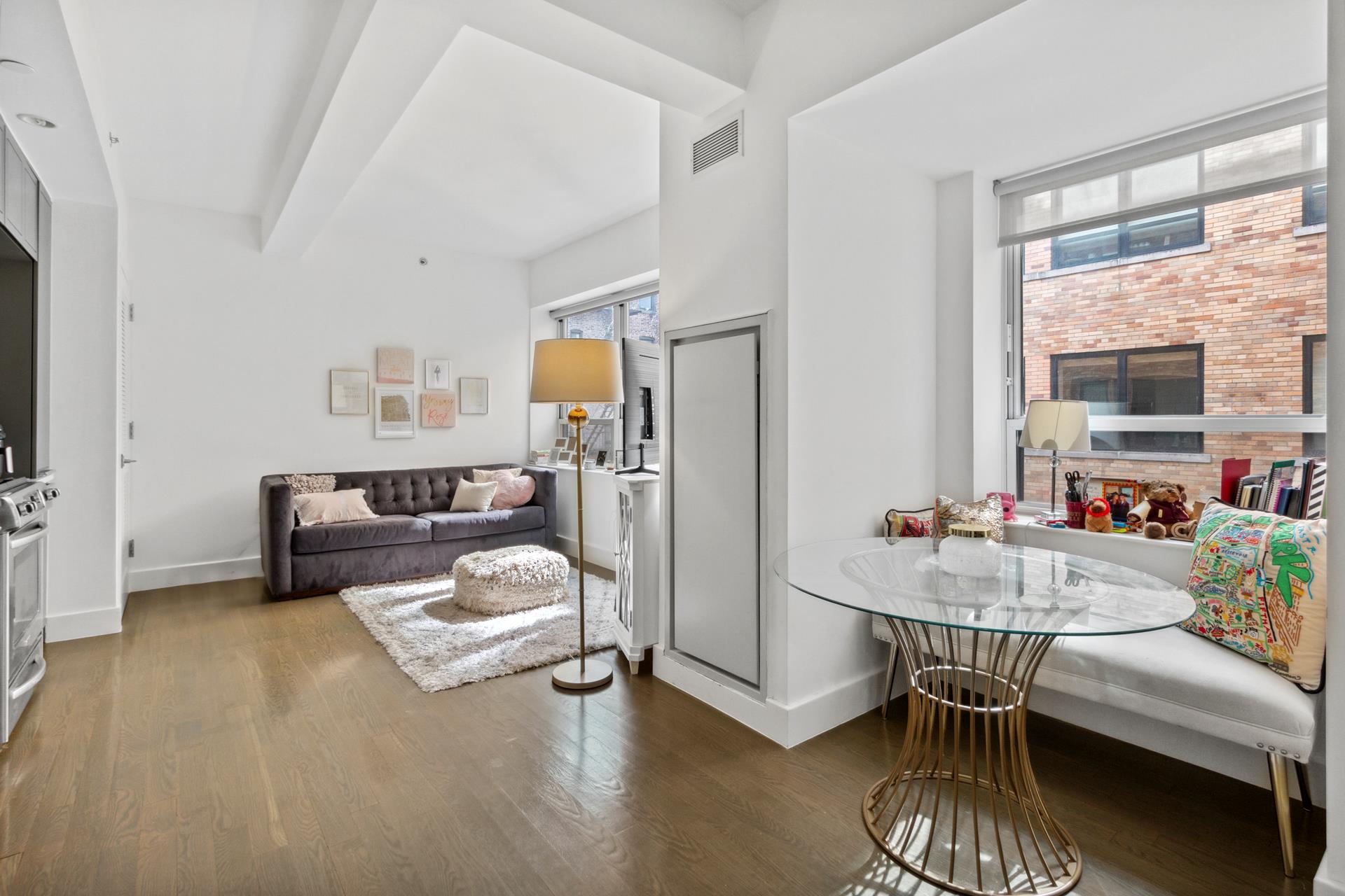 432 West 52nd Street 4C, Hells Kitchen, Midtown West, NYC - 1 Bedrooms  
1 Bathrooms  
2 Rooms - 