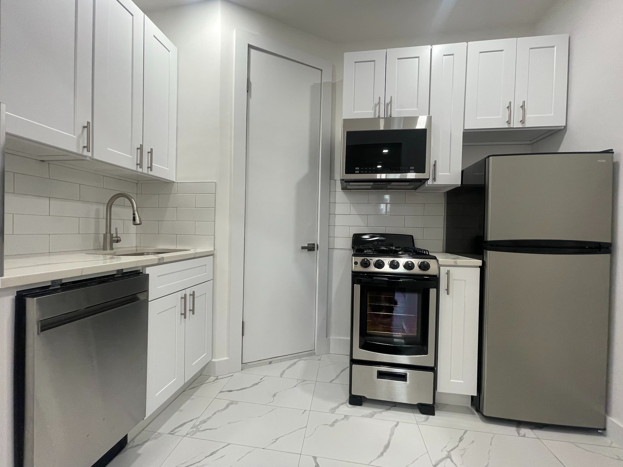 533 East 81st Street 2A, Upper East Side, Upper East Side, NYC - 1 Bedrooms  
1 Bathrooms  
3 Rooms - 