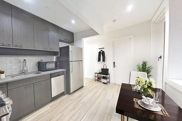 324 Grand Street 6-A, Lower East Side, Downtown, NYC - 3 Bedrooms  
2 Bathrooms  
5 Rooms - 