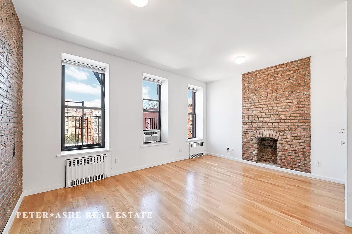 172 East 108th Street 3-Flr, East Harlem, Upper Manhattan, NYC - 2 Bedrooms  
2 Bathrooms  
5 Rooms - 