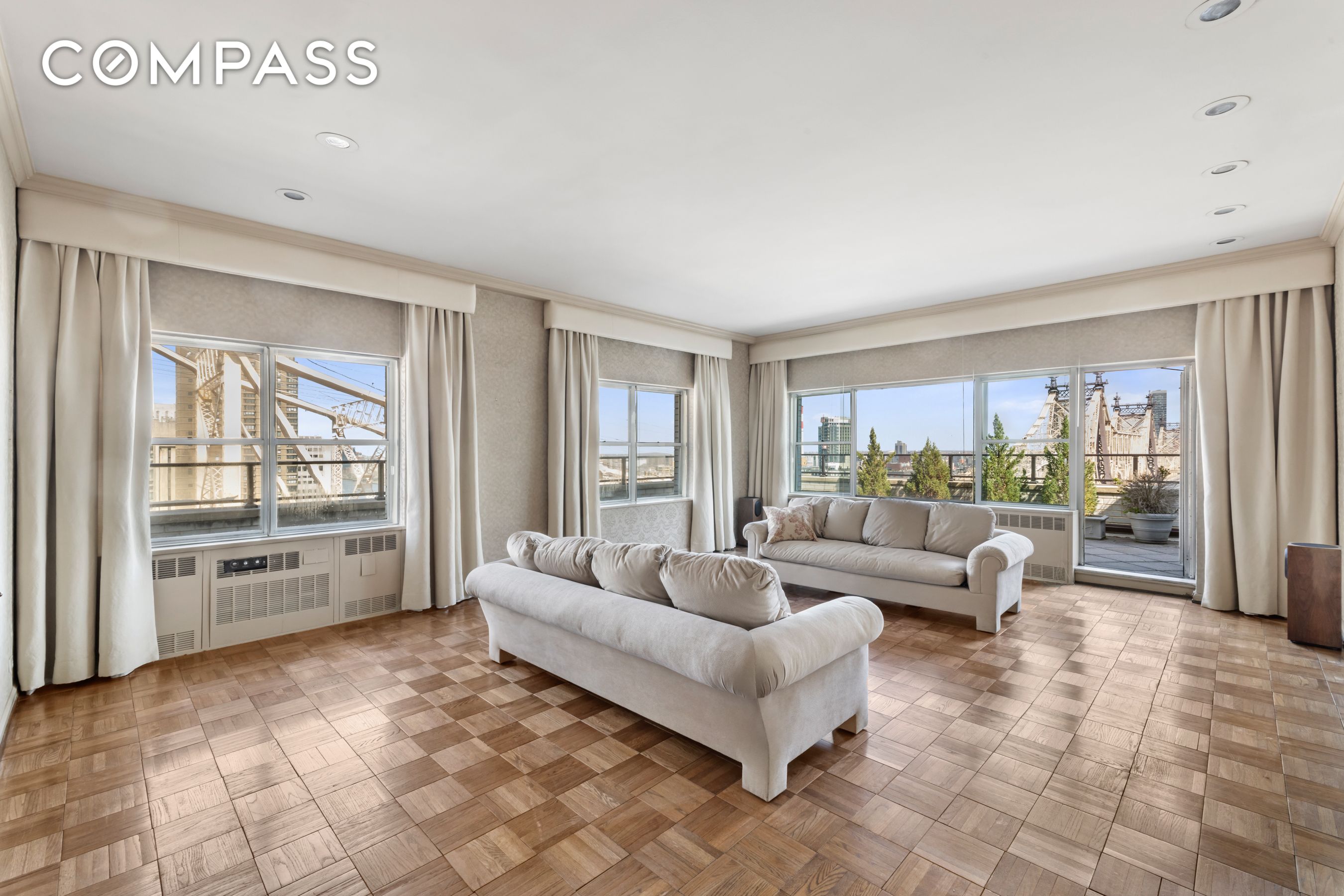 35 Sutton Place Phb, Sutton Place, Midtown East, NYC - 1 Bedrooms  
1.5 Bathrooms  
3 Rooms - 