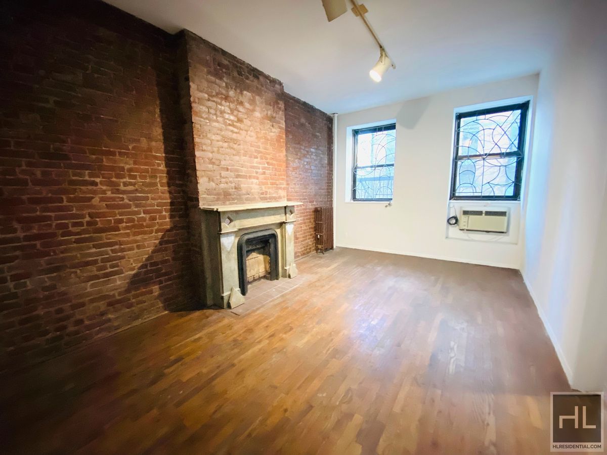 Photo 1 of 457 West 43rd Street 3F, Midtown West, NYC, $525,000, Web #: 1068039968