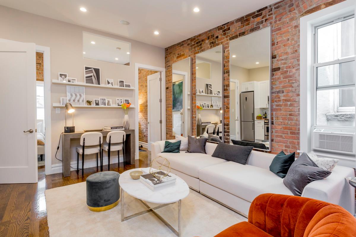 321 West 11th Street 1, West Village, Downtown, NYC - 2 Bedrooms  
1 Bathrooms  
4 Rooms - 