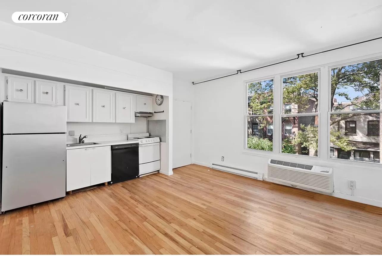 353 West 19th Street 3, Chelsea, Downtown, NYC - 2 Bedrooms  
1 Bathrooms  
4 Rooms - 