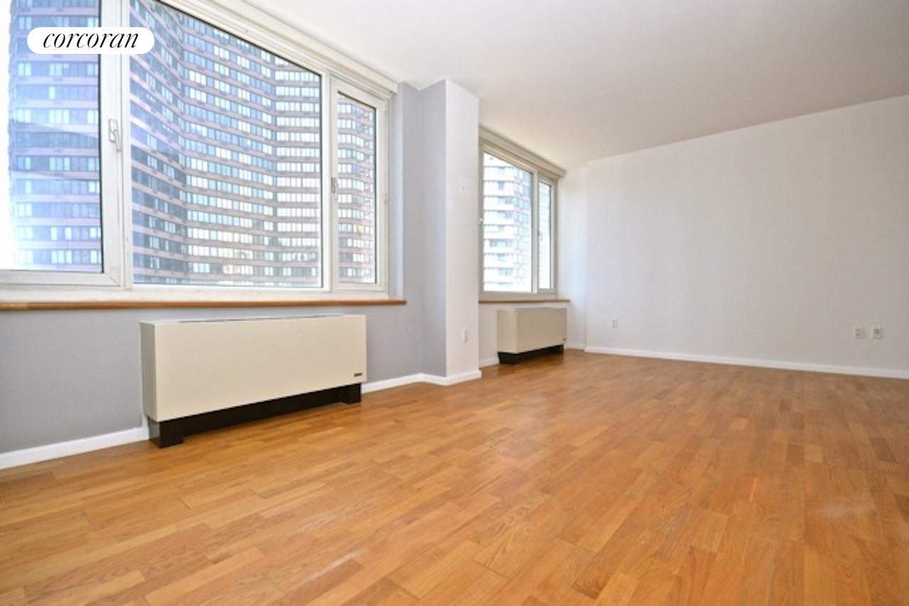 635 West 42nd Street 7J, Hells Kitchen, Midtown West, NYC - 1 Bathrooms  
3 Rooms - 