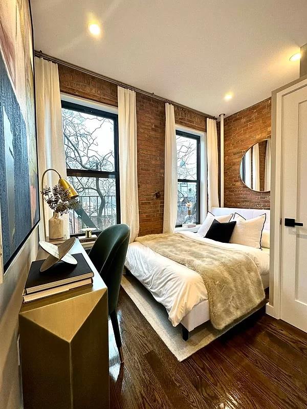 110 East 1st Street 2A, East Village, Downtown, NYC - 3 Bedrooms  
1 Bathrooms  
5 Rooms - 