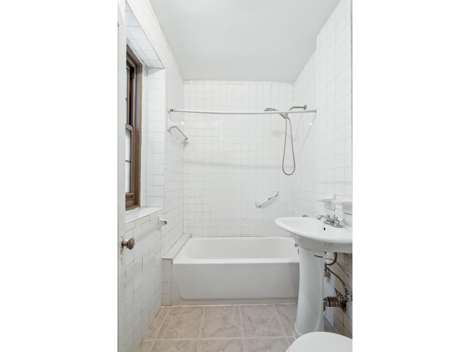 1100 GRAND CONCOURSE, New York, NY 10456, 3 Bedrooms Bedrooms, 6 Rooms Rooms,2 BathroomsBathrooms,Residential,For Sale,GRAND CONCOURSE,RPLU-5122965860