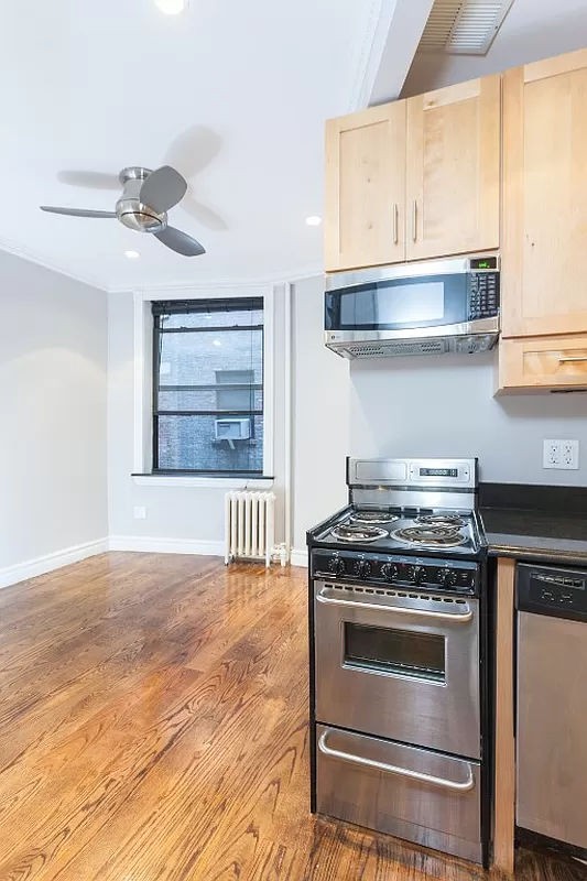 326 East 35th Street 21, Murray Hill, Midtown East, NYC - 1 Bedrooms  
1 Bathrooms  
3 Rooms - 