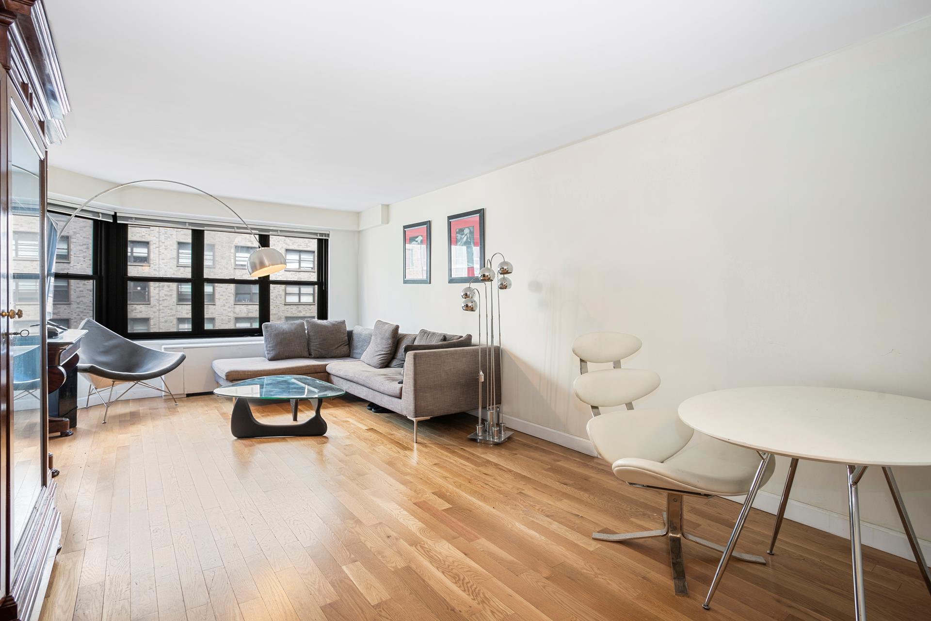 220 East 57th Street 9D, Sutton, Midtown East, NYC - 1 Bedrooms  
1 Bathrooms  
4 Rooms - 
