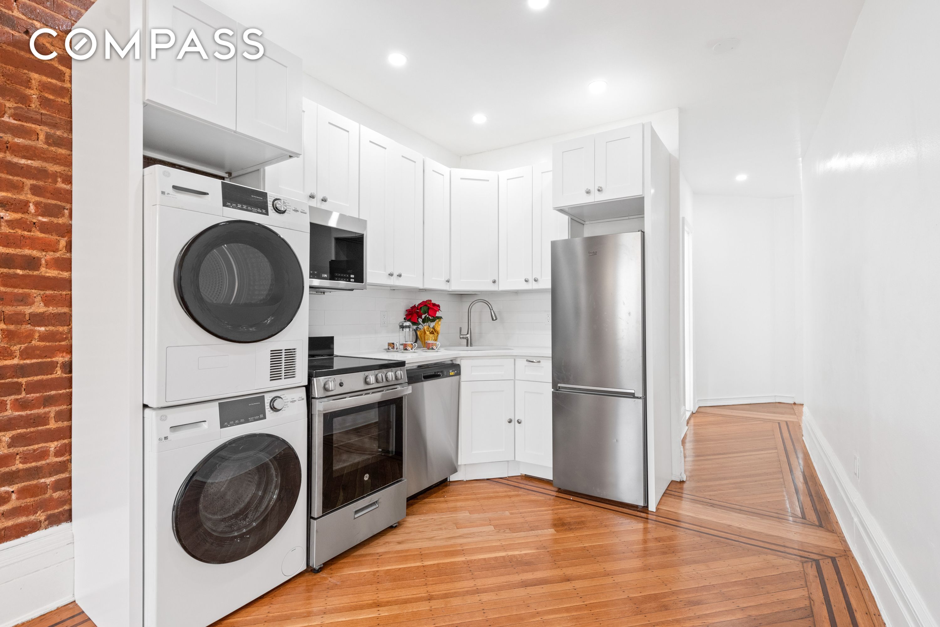 516 12th Street 1A, Park Slope, Brooklyn, New York - 3 Bedrooms  
2 Bathrooms  
4 Rooms - 