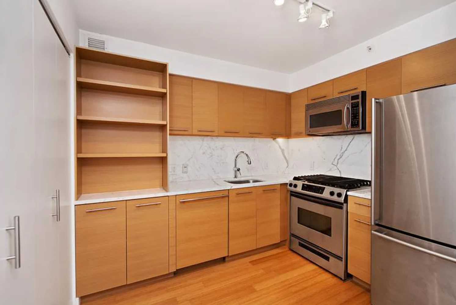 100 West 39th Street 42E, Chelsea And Clinton, Downtown, NYC - 1 Bedrooms  
1 Bathrooms  
3 Rooms - 
