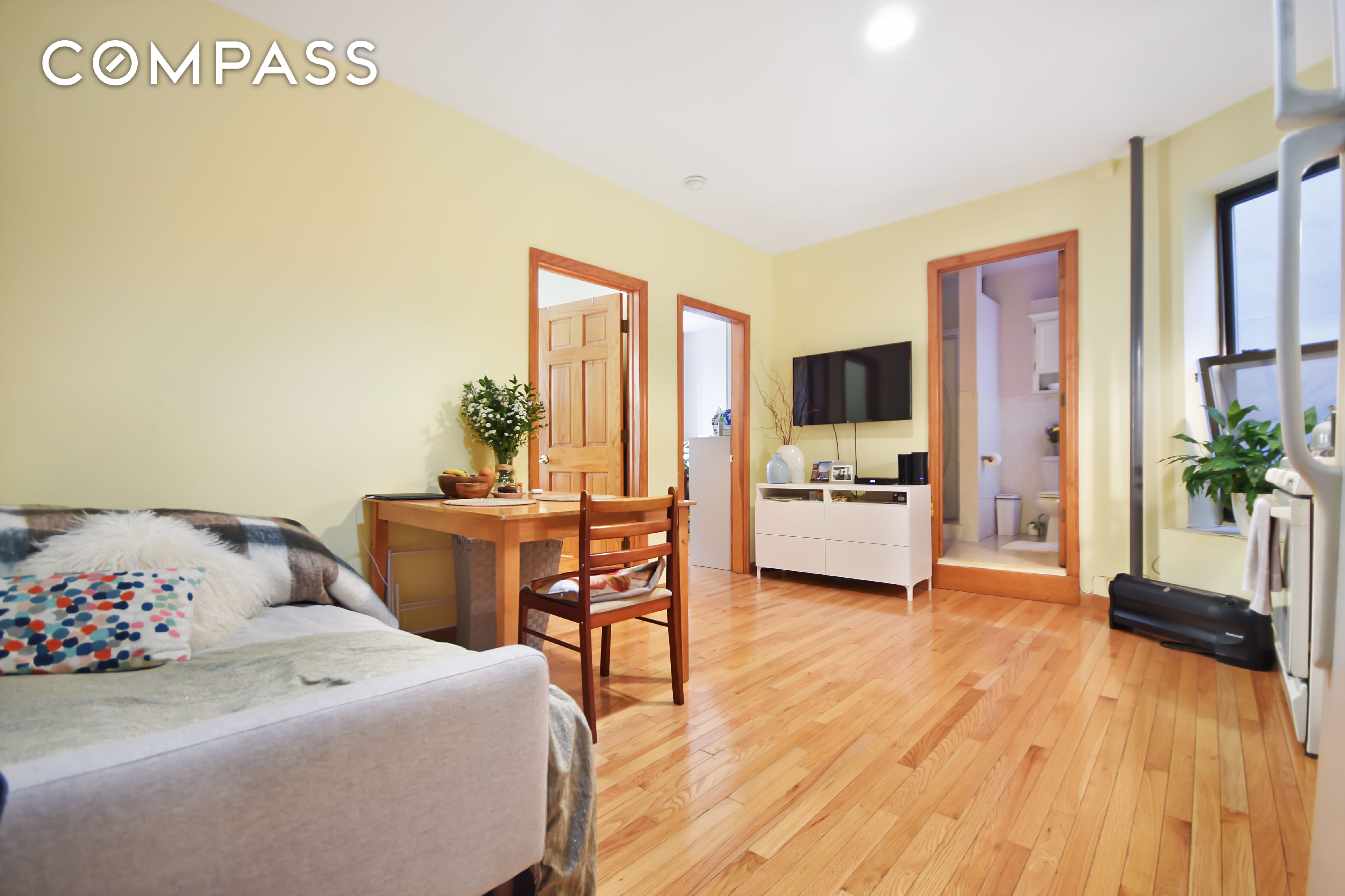 416 East 71st Street 7, Lenox Hill, Upper East Side, NYC - 3 Bedrooms  
2 Bathrooms  
6 Rooms - 