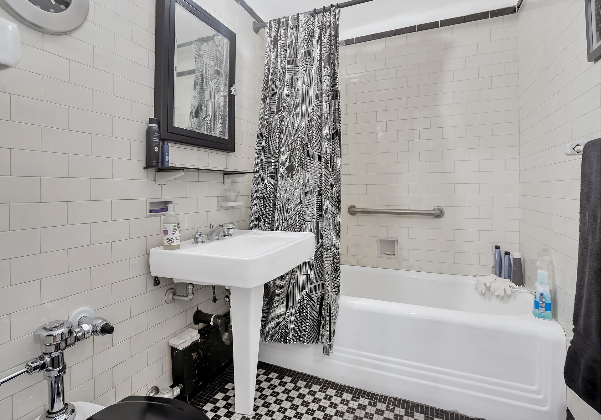 353 W 56TH Street, New York, NY 10019, 2 Rooms Rooms,1 BathroomBathrooms,Residential,For Sale,THE PARC VENDOME,56TH,RPLU-5122974066