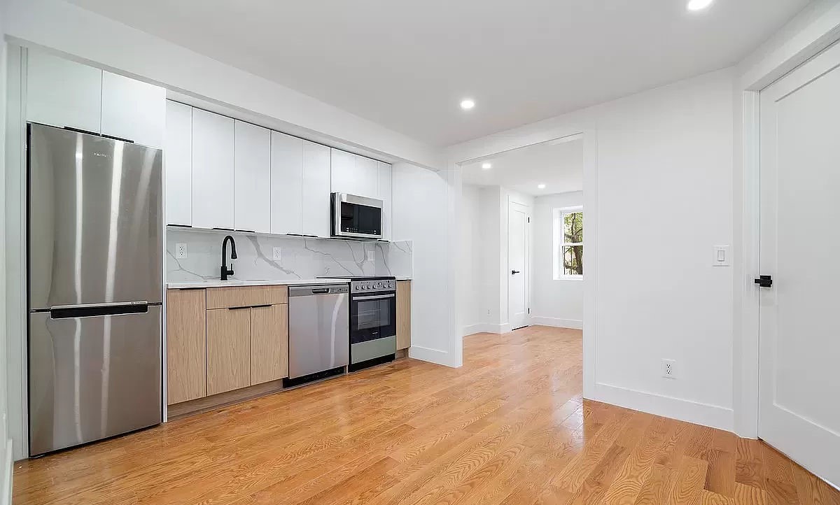 32 Ave A 5, East Village, Downtown, NYC - 4 Bedrooms  
2 Bathrooms  
6 Rooms - 