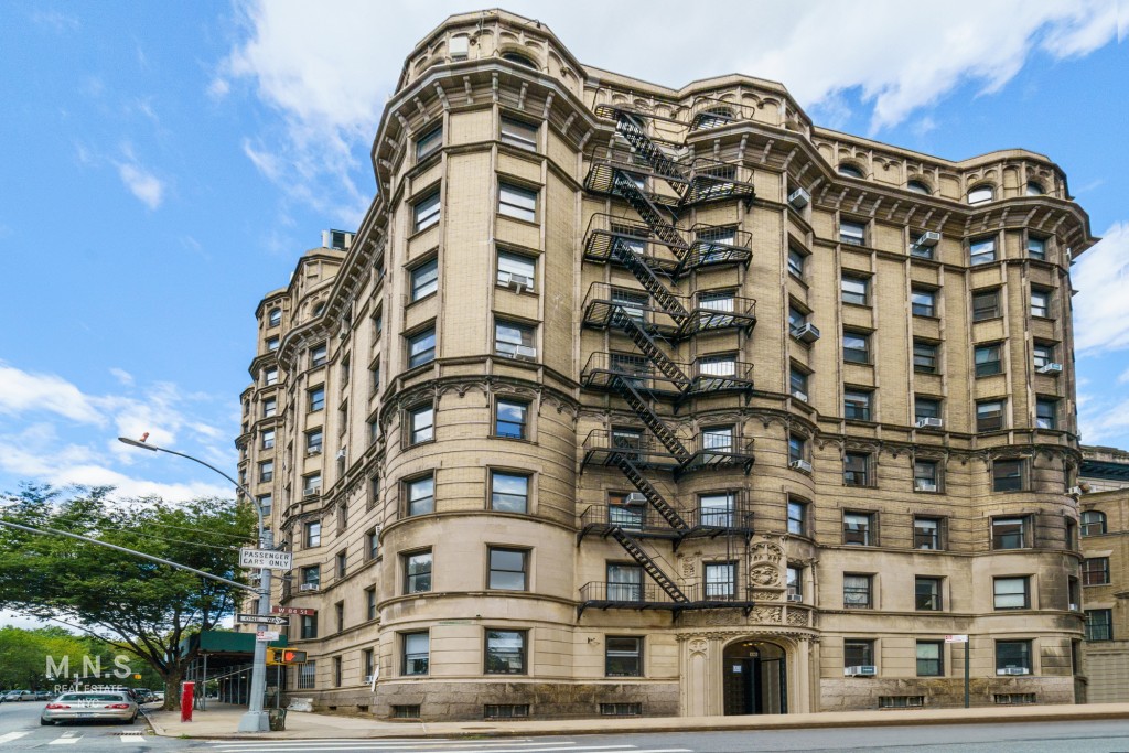 125 Riverside Drive 2-K, Upper West Side, Upper West Side, NYC - 1 Bedrooms  
1 Bathrooms  
3 Rooms - 