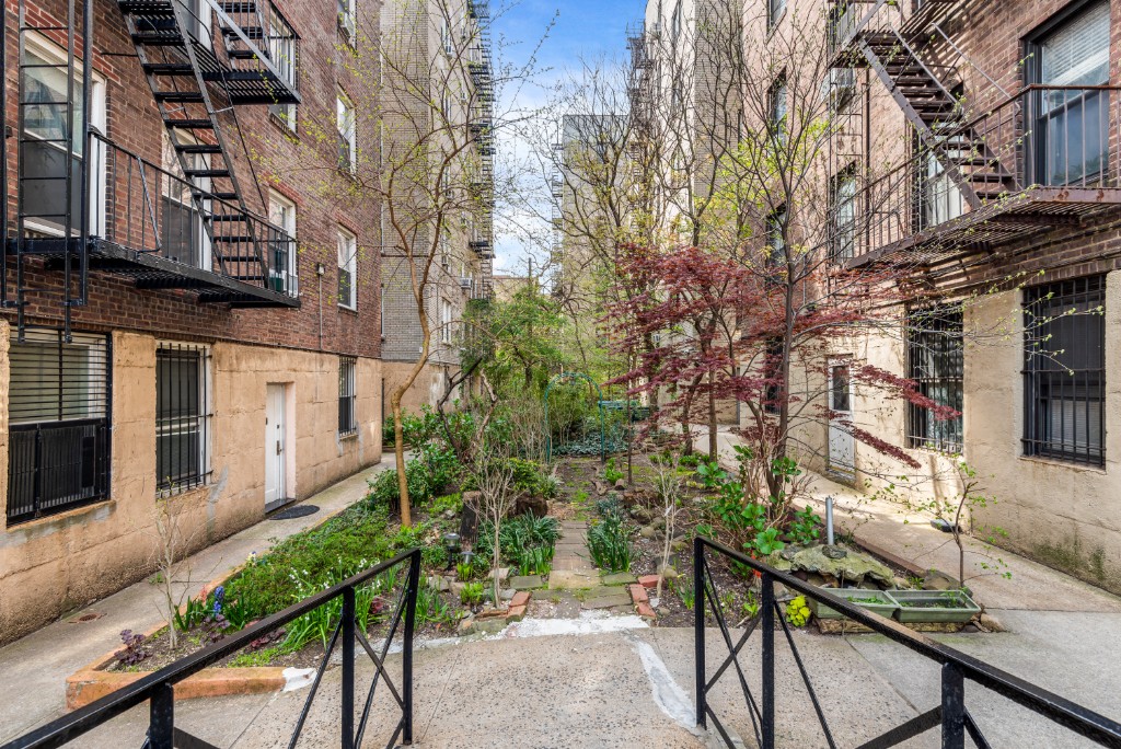 41-08 43rd Street, New York, NY 11104, 1 Bedroom Bedrooms, 3 Rooms Rooms,1 BathroomBathrooms,Residential,For Sale,43rd,RLMX-98972