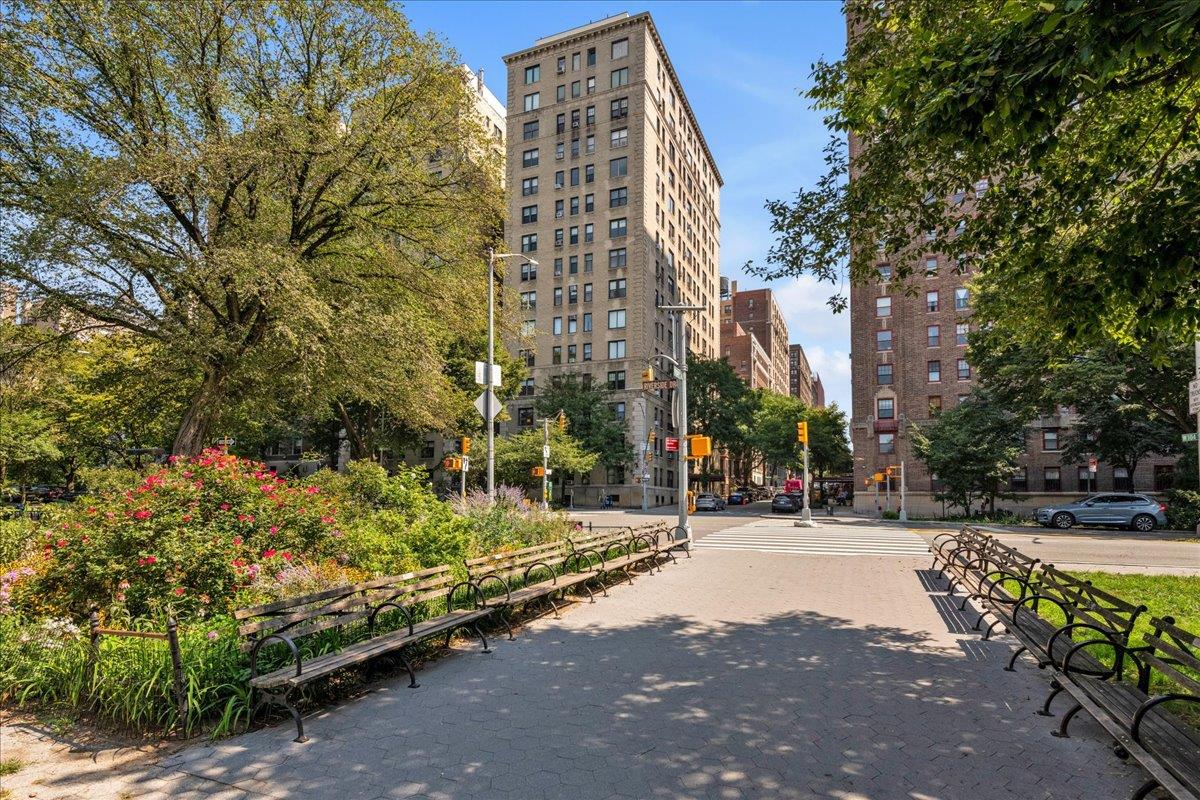 320 Riverside Drive 4-H, Upper West Side, Upper West Side, NYC - 1 Bedrooms  
1 Bathrooms  
4 Rooms - 