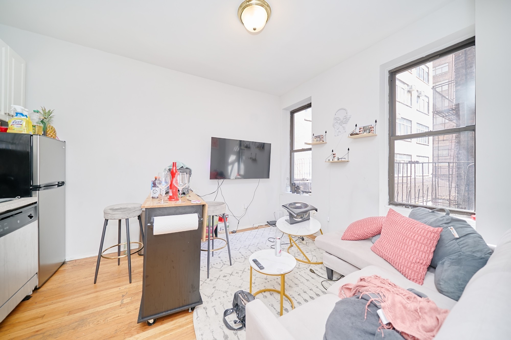 456 9th Avenue 5, Midtown West, Midtown West, NYC - 2 Bedrooms  
1 Bathrooms  
4 Rooms - 