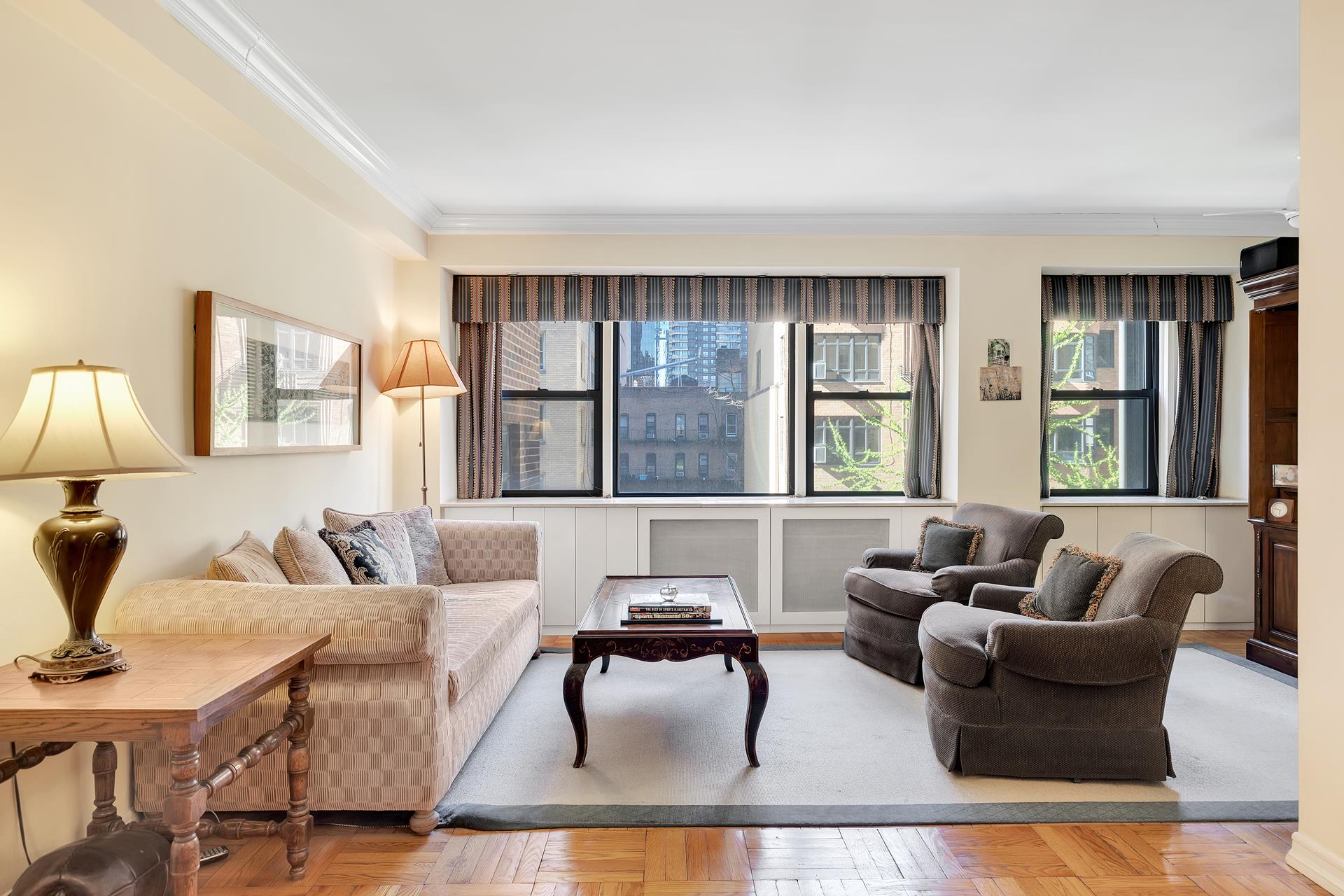 345 East 52nd Street 6D, Turtle Bay, Midtown East, NYC - 2 Bedrooms  
2 Bathrooms  
5 Rooms - 