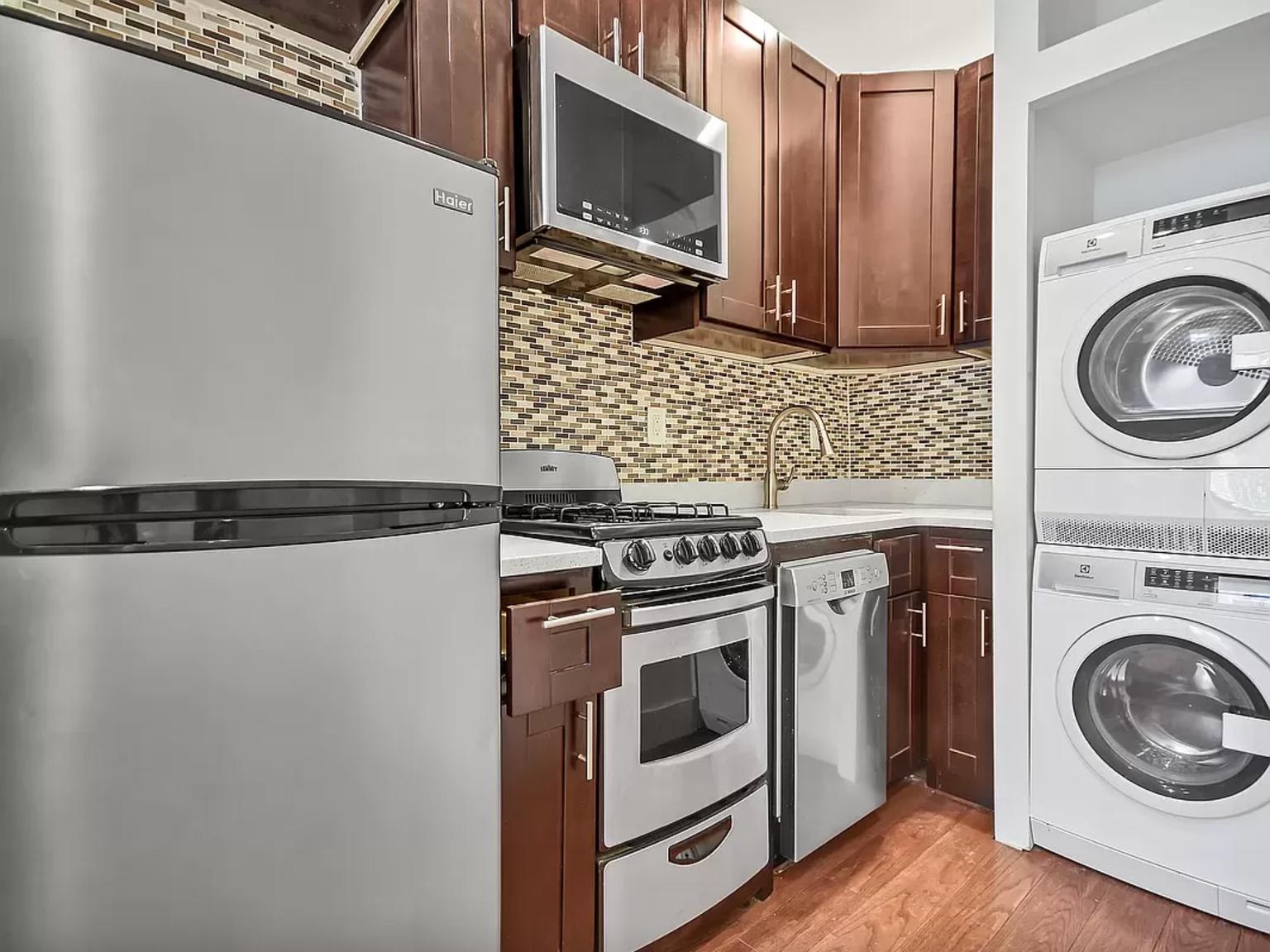 341 Lexington Avenue 3R, Murray Hill, Midtown East, NYC - 2 Bedrooms  
1 Bathrooms  
4 Rooms - 