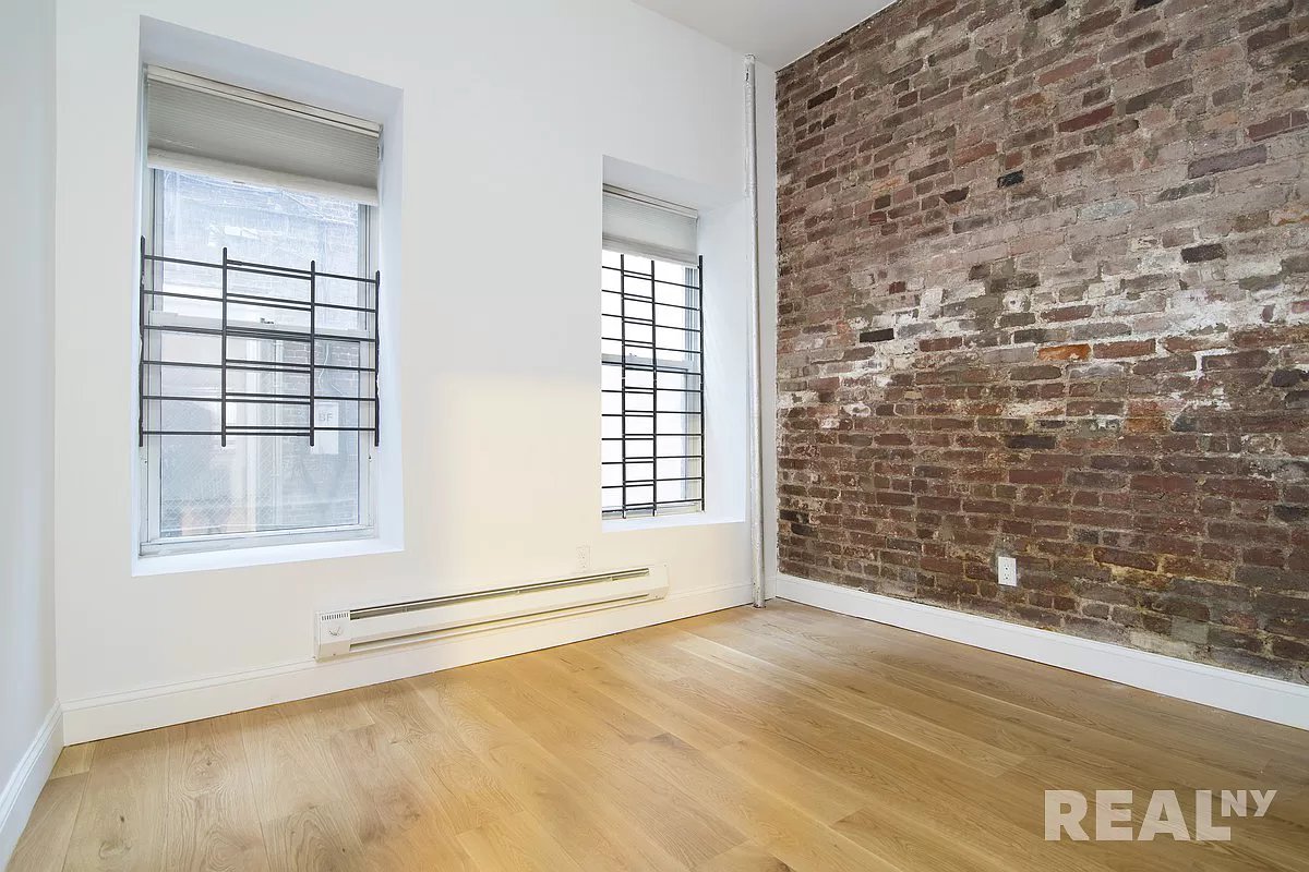 107 Christopher Street 6, West Village, Downtown, NYC - 2 Bedrooms  
1.5 Bathrooms  
6 Rooms - 