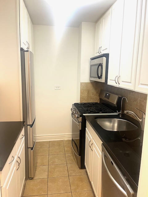 135 OCEAN Parkway, New York, NY 11218, 3 Rooms Rooms,1 BathroomBathrooms,Residential,For Sale,OCEAN,RPLU-696422979373