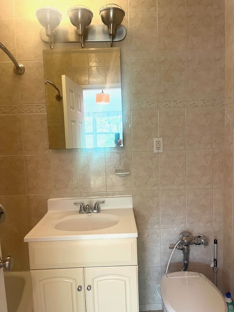 135 OCEAN Parkway, New York, NY 11218, 3 Rooms Rooms,1 BathroomBathrooms,Residential,For Sale,OCEAN,RPLU-696422979373