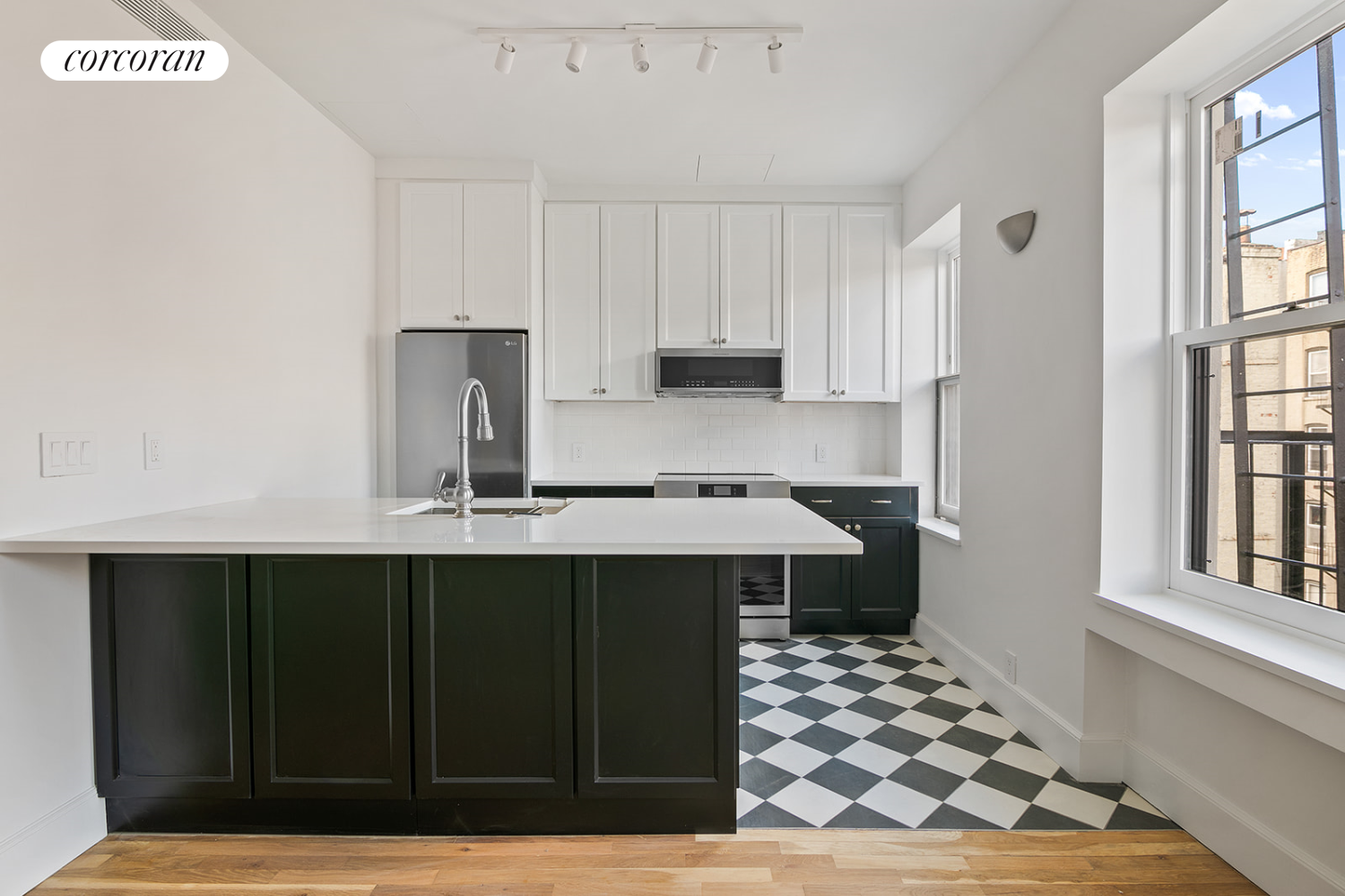 91 2nd Place 3, Carroll Gardens, Brooklyn, New York - 2 Bedrooms  
1 Bathrooms  
3 Rooms - 