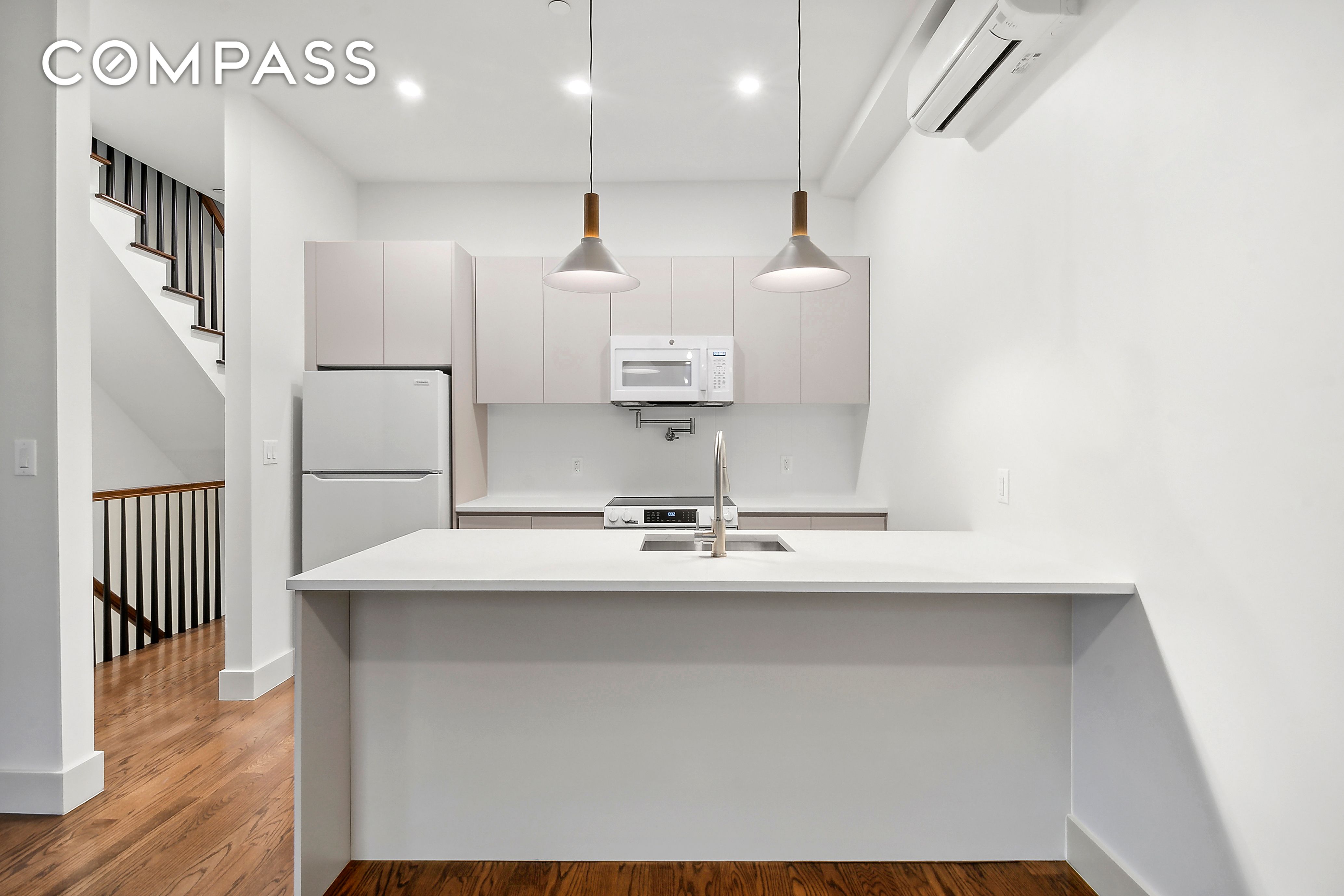 11 Brevoort Place 2, Bedford-Stuyvesant, Downtown, NYC - 3 Bedrooms  
3 Bathrooms  
9 Rooms - 