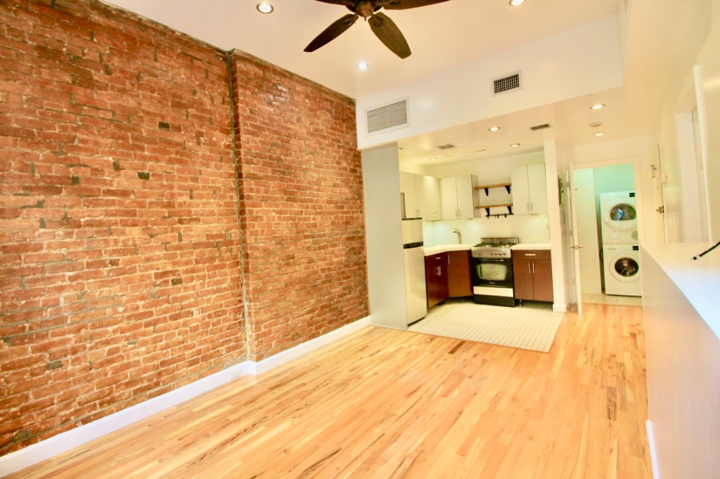 222 East 18th Street 2F, Gramercy Park, Downtown, NYC - 1 Bedrooms  
1 Bathrooms  
3 Rooms - 