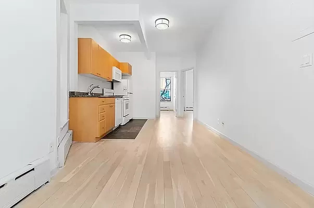 316 West 51st Street 2F, Midtown West, Midtown West, NYC - 2 Bedrooms  
1 Bathrooms  
4 Rooms - 