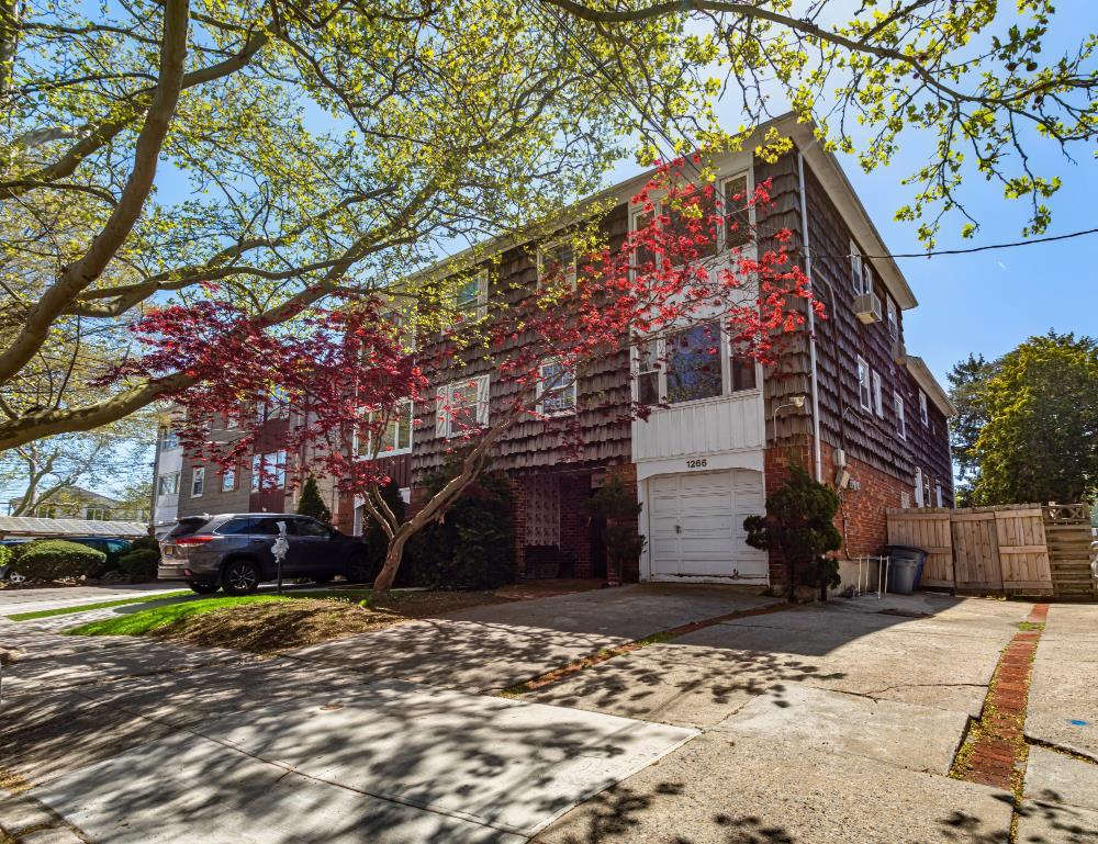 1266 East 72nd Street, Canarsie And Flatlands, Brooklyn, New York - 6 Bedrooms  
5 Bathrooms  
12 Rooms - 