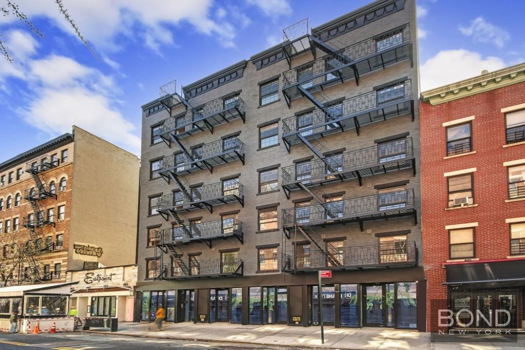 23 Ave B 601, East Village, Downtown, NYC - 5 Bedrooms  
3 Bathrooms  
9 Rooms - 