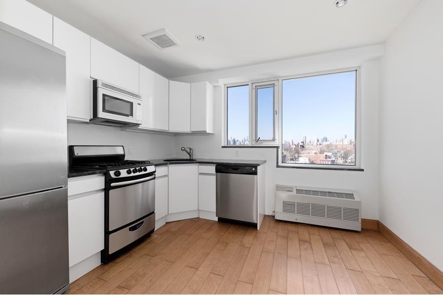 26-20 21st Street, Astoria, Queens, New York - 1 Bedrooms  
1 Bathrooms  
3 Rooms - 