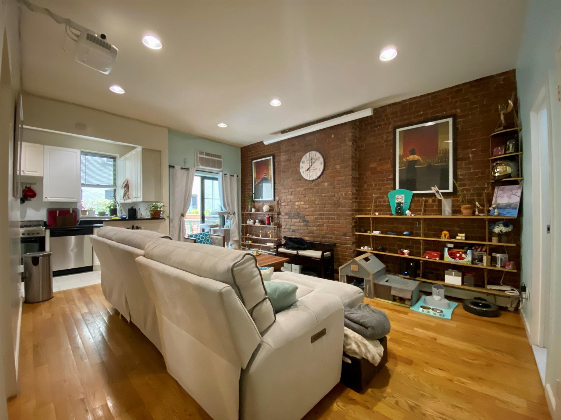 1744 2nd Avenue 2R, Yorkville, Upper East Side, NYC - 2 Bedrooms  
1 Bathrooms  
4 Rooms - 