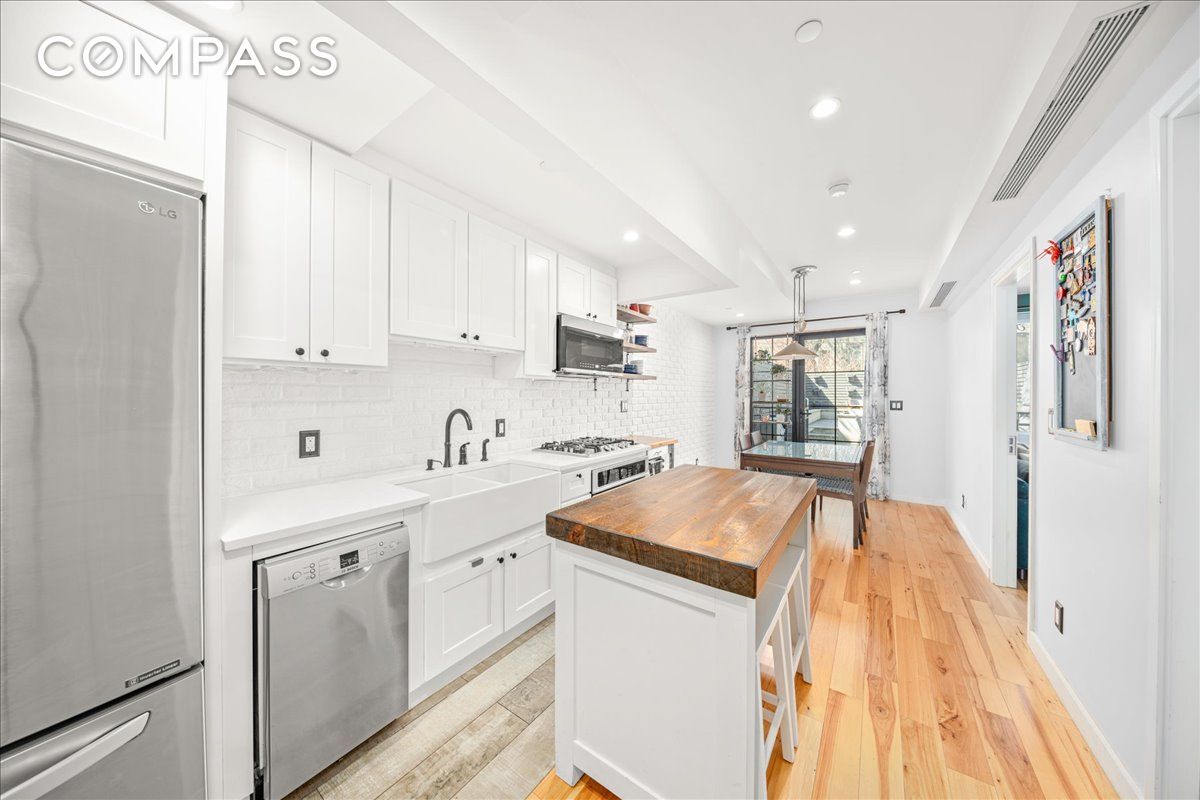 577 Madison Street 1B, Bedford-Stuyvesant, Downtown, NYC - 2 Bedrooms  
2 Bathrooms  
6 Rooms - 