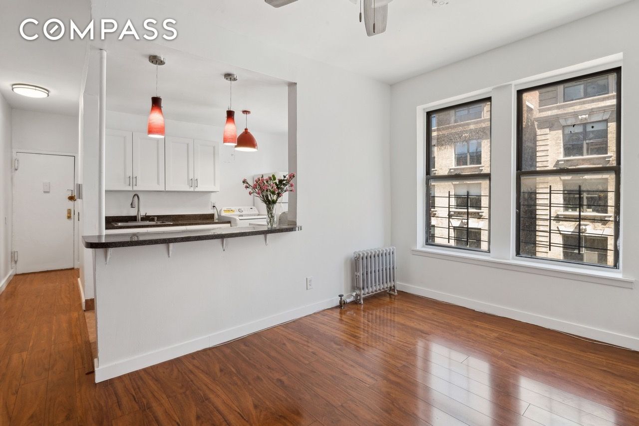 320 West 111th Street 16, Harlem, Upper Manhattan, NYC - 2 Bedrooms  
1 Bathrooms  
4 Rooms - 