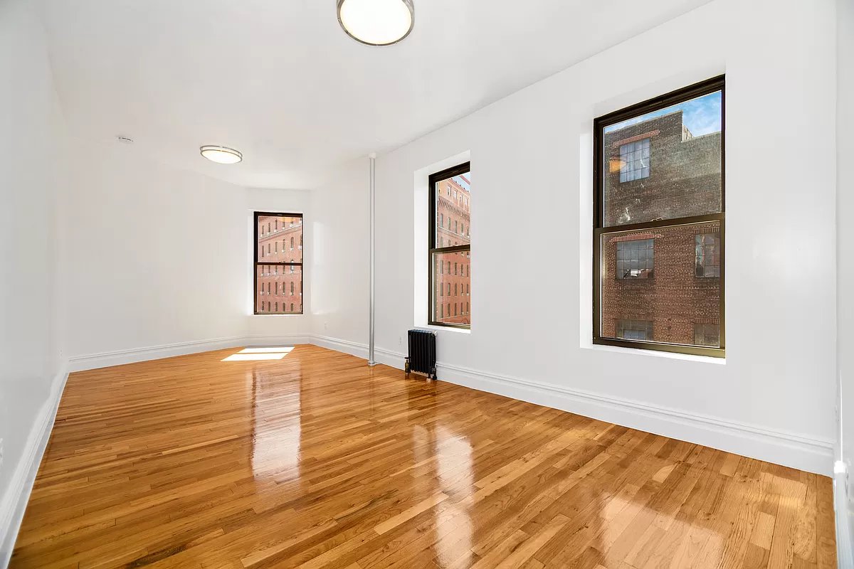 Photo 1 of 117 Perry Street 17, West Village, NYC, $4,995, Web #: 1072792365