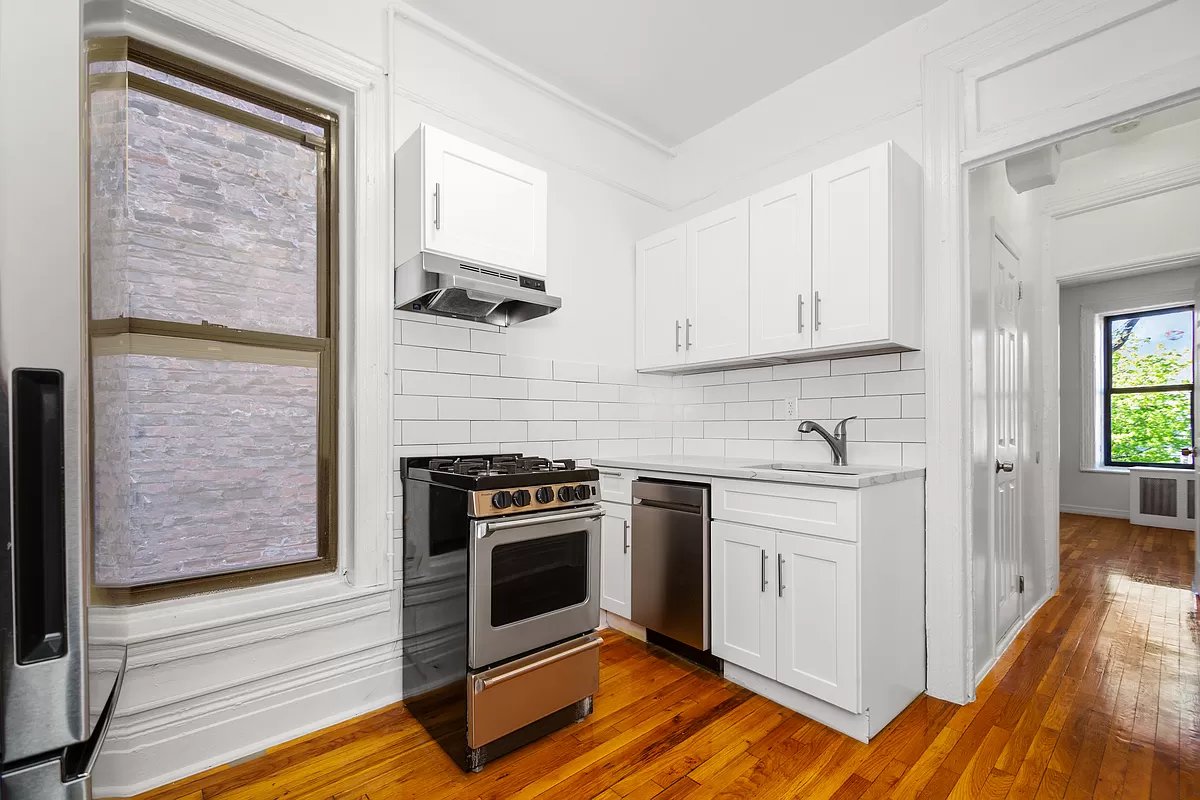 551 Hudson Street 11, West Village, Downtown, NYC - 2 Bedrooms  
1 Bathrooms  
3 Rooms - 
