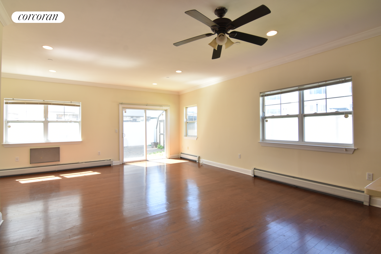 87 Horizon Court A, Clason Point, Bronx, New York - 3 Bedrooms  
2.5 Bathrooms  
5 Rooms - 