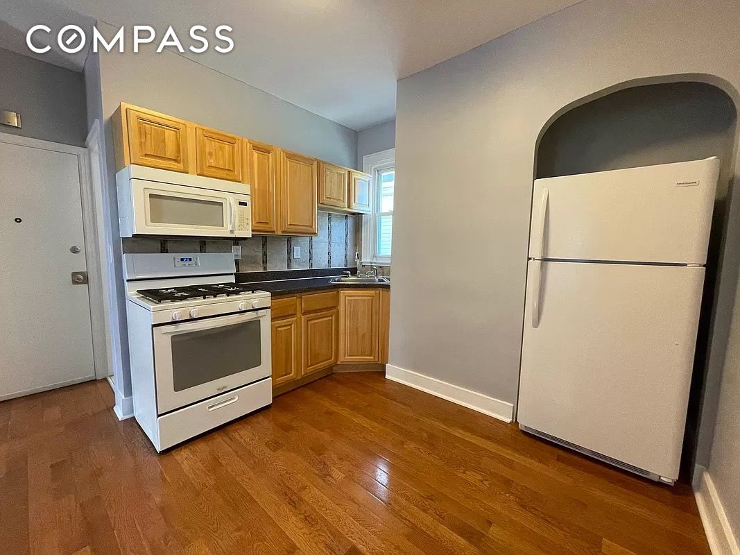 258 East 5th Street 3, Kensington, Brooklyn, New York - 1 Bedrooms  
1 Bathrooms  
3 Rooms - 